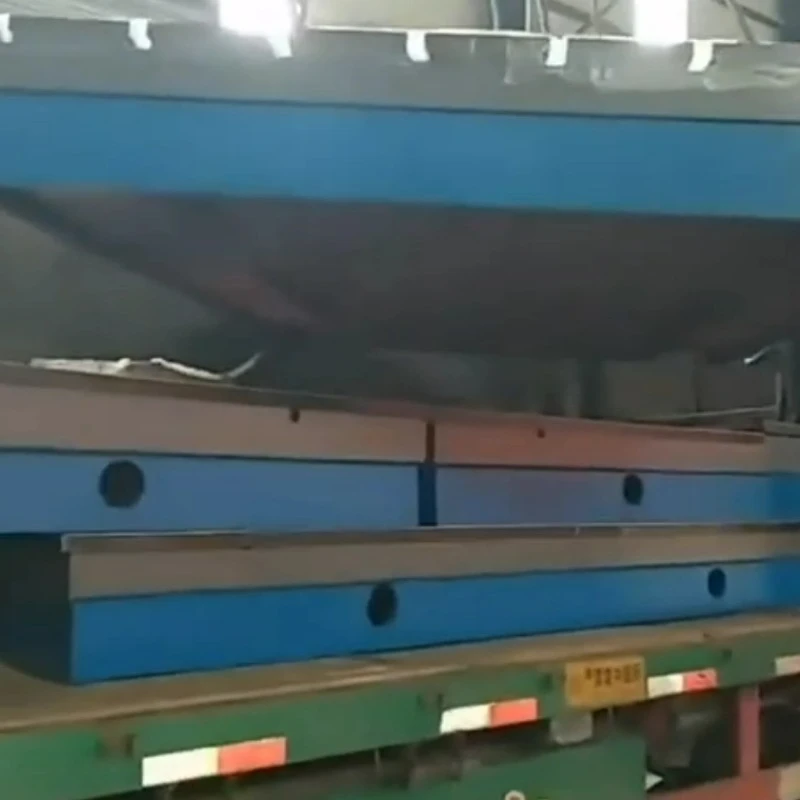 هەشت سەکۆی ئاسنی کاست بۆ بارکردن دەخرێنە سەر ئۆتۆمبێلەکە