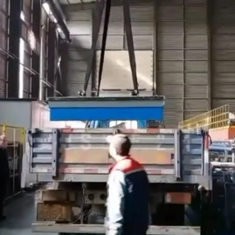 سەکۆی ئاسنی کاست بۆ بارکردن لەسەر ئۆتۆمبێلەکە باردەکرێت