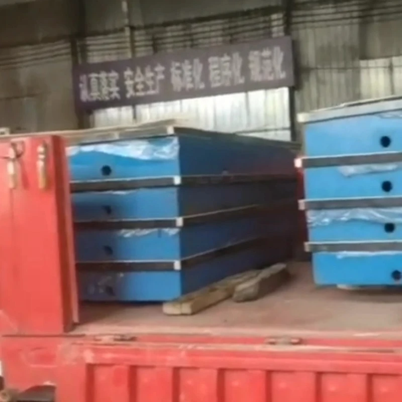 سی پارچە سەکۆی پشکنینی ئاسنی کاست لەسەر ئۆتۆمبێلەکە باردەکرێت بۆ بارکردن